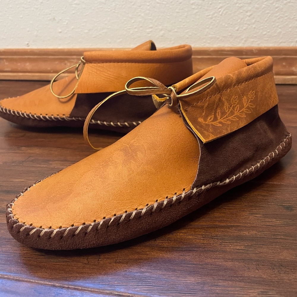 Tandy Leather Handmade Adult Plains Boot Moccasins Floral Embroidery Womens 9